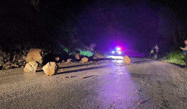 Tokat'ta yağış nedeniyle yamaçtan kopan kaya parçaları yola savruldu