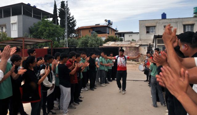 Türkiye şampiyonu, okulunda davul zurna ile karşılandı