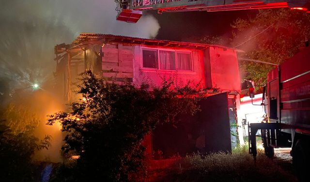 Amasya'da iki katlı ev alev alev yandı