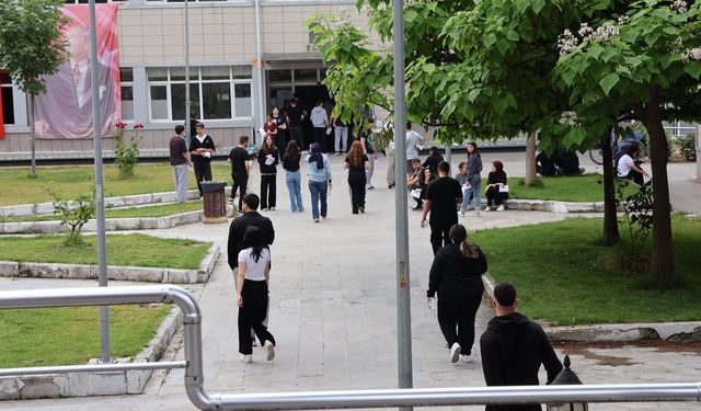 Anne ve iki oğlu aynı okulda üniversite sınavına girdi