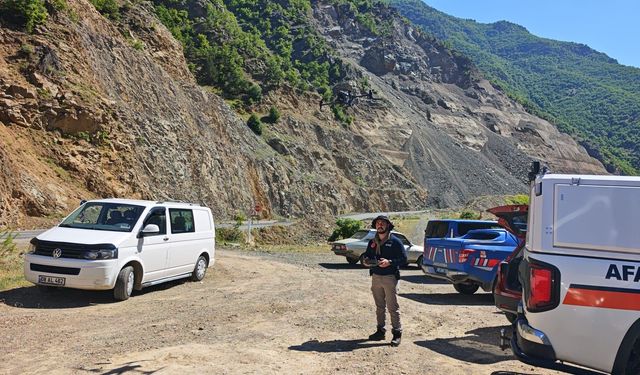 Dereye düşen kamyonette kaybolan baba ve oğlunu arama çalışmaları 3'üncü gününde