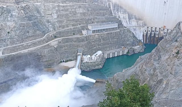Deriner Barajı'nda 7 yıl sonra dolusavak kapakları açıldı