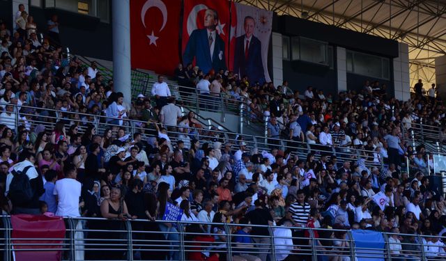 Eczacılık fakültesini bitirdi, cübbe ve kepini babasına giydirdi