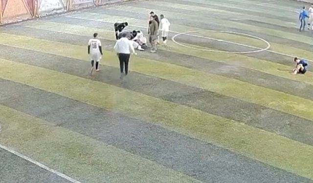 Halı sahada dili boğazına kaçan oyuncuya müdahale kamerada