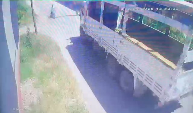 Kamyonla çarpışan motosikletin sürücüsü öldü; kaza kamerada