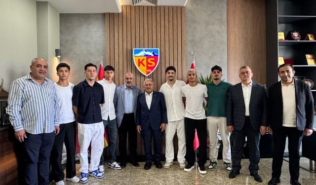Kayserispor 6 futbolcu ile profesyonel sözleşme imzalandı