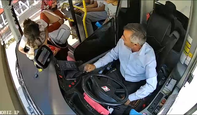 Kimliğini otobüste kaybeden LGS öğrencisine şoförden destek; o anlar kamerada