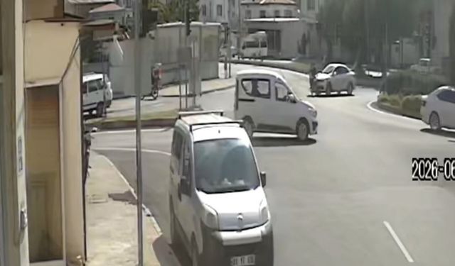 Otomobille çarpışan motosikletteki 2 kişi yaralandı; kaza kamerada