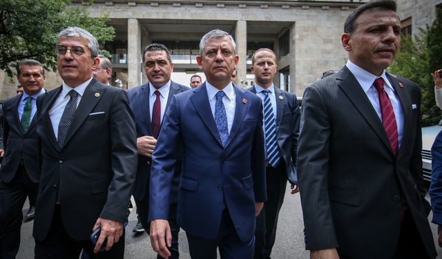 Özgür Özel, Meclis kapısında toplanan kalabalığa hitap etti
