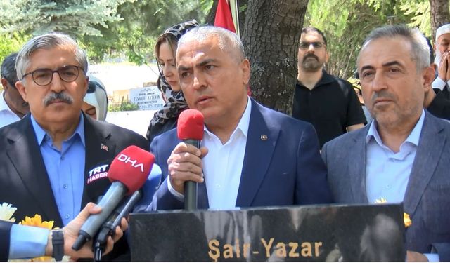 Şair ve yazar Abdurrahim Karakoç, vefatının 14'üncü yıl dönümünde kabri başında anıldı