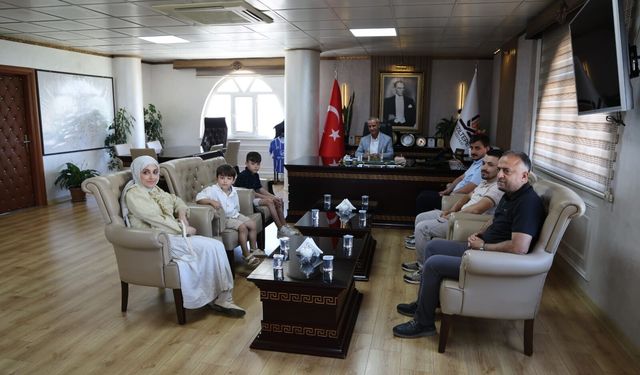 Sokaktaki çöpleri toplayıp kutuya atan minik Aras'a belediyeden hediye
