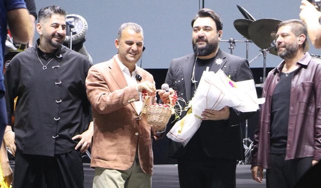 Tekirdağ Kiraz Festivali'nde Sakiler ve Demet Akalın konseriyle sona erdi