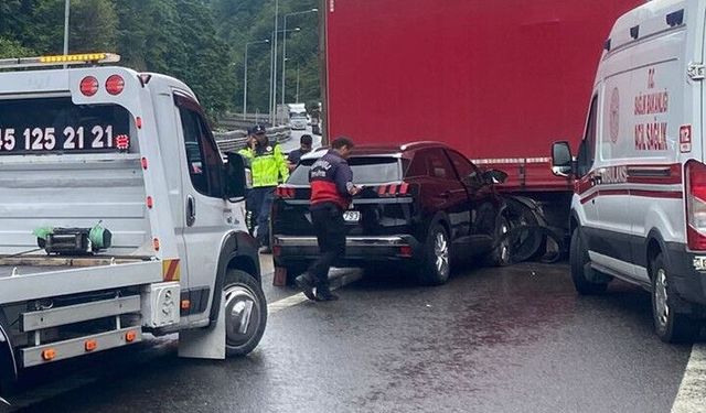 TIR'dan ayrılan dorseye çarpan otomobildeki 2 kişi yaralandı