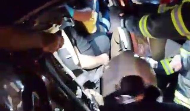 Adana'da kırmızı ışıkta bekleyen otomobile bir başka otomobil çarptı: 1 ölü, 3 yaralı