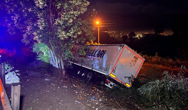 Arıza nedeniyle emniyet şeridinde duran otomobile TIR çarptı; 1 çocuk öldü, 3 yaralı