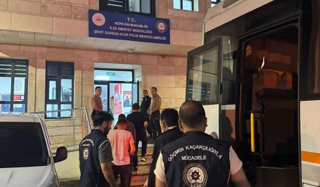 Artvin'de 56 göçmen yakalandı; 3 şüpheliye işlem yapıldı