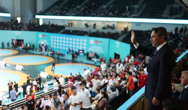 Bakan Bayraktar, 2. Büyük Güreş Festivali Minikler Şampiyonası'nda sporcularla bir araya geldi