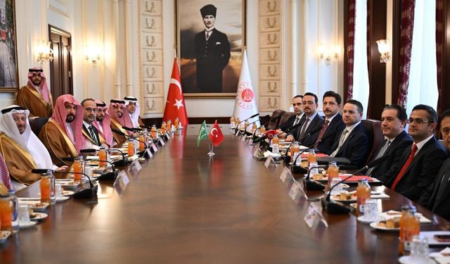 Bakan Gürlek, Suudi mevkidaşı ile bir araya geldi