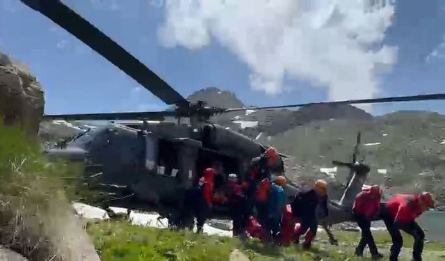 Dağ tırmanışında yaralanan dağcıya helikopterli kurtarma