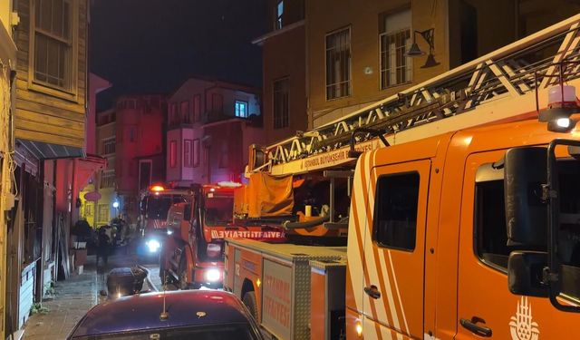 Fatih'te çatıda çıkan yangına müdahale eden itfaiye eri yaralandı