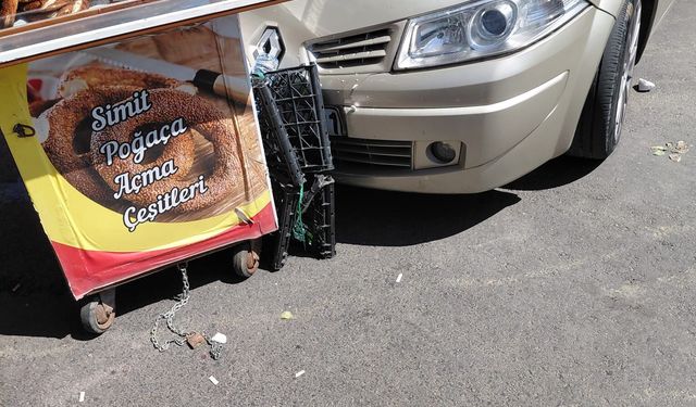 Hastane önünde el frenini çekilmeden park edilen otomobil yayalara çarptı