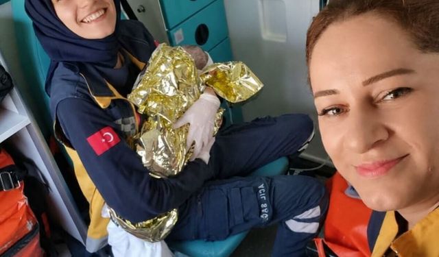 Hastaneye giderken ambulansta doğum yaptı
