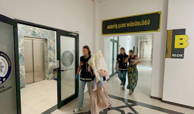 Hırsızlık şüphelileri, kucaklarında bebeklerle adliyeye sevk edildi