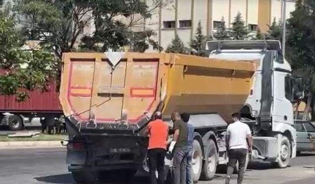 İşçi servis minibüsü, kamyona arkadan çarptı: 11 yaralı