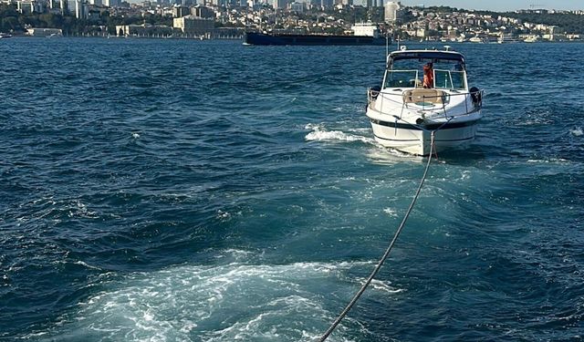 İstanbul'da Kız Kulesi önlerinde sürüklenen tekne kurtarıldı