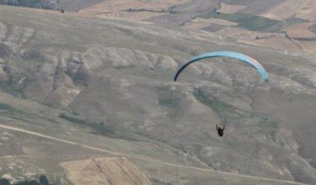 Kayalıklara düşen yamaç paraşütü pilotu öldü