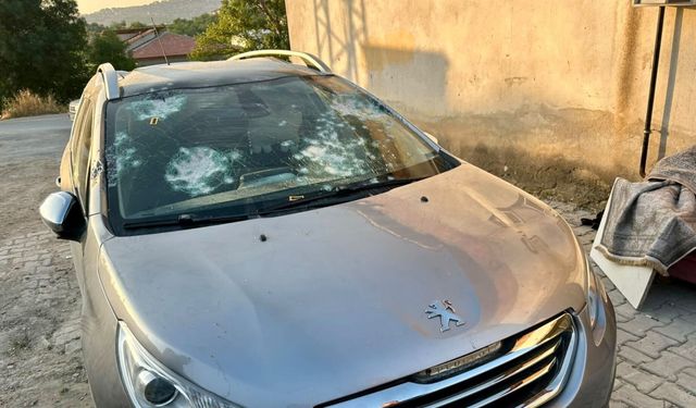 Malatya'da 2 şüpheli otomobile kurşun yağdırdı; o anlar kamerada