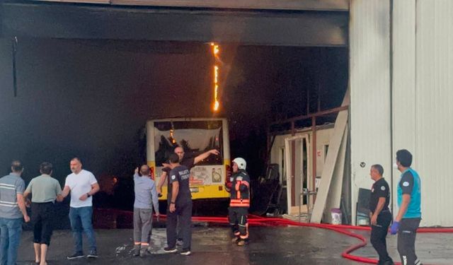 Malatya'da otobüs bakım onarım atölyesinde yangın