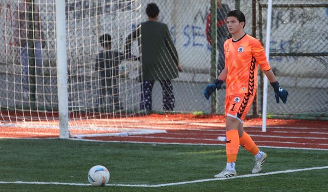 Menemen FK'da kaleci Alp profesyonel oldu