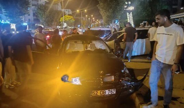 Otomobil, 2 araca çarptı; 2'si polis 4 yaralı