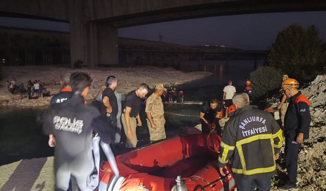 Piknik yaptıkları adacıkta su seviyesi yükselince mahsur kalan 32 kişi kurtarıldı