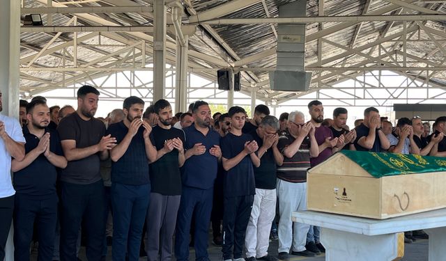 Site havuzunda hareketsiz bulunan Kadir, Gaziantep'te toprağa verildi (2)