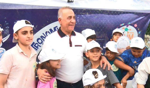 Sultangazi'de çocuklar 'Bilim Firarda' etkinliğinde bir araya geldi
