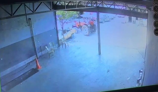 Tamirhanede el freni çekilmeyen traktör yola çıktı; o anlar kamerada