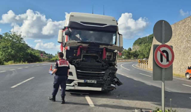 TIR ile çarpışan otomobildeki çift öldü
