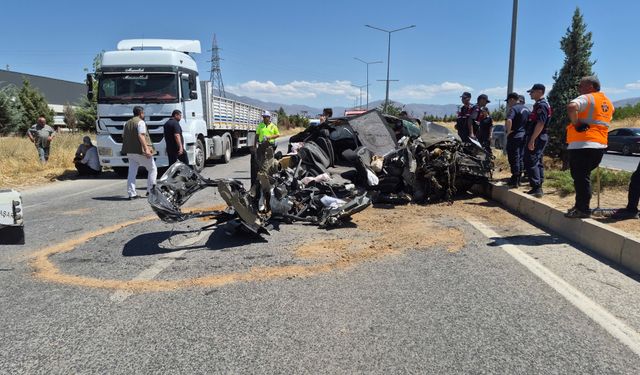 TIR'a arkadan çarpan otomobilin sürücüsü ağır yaralandı