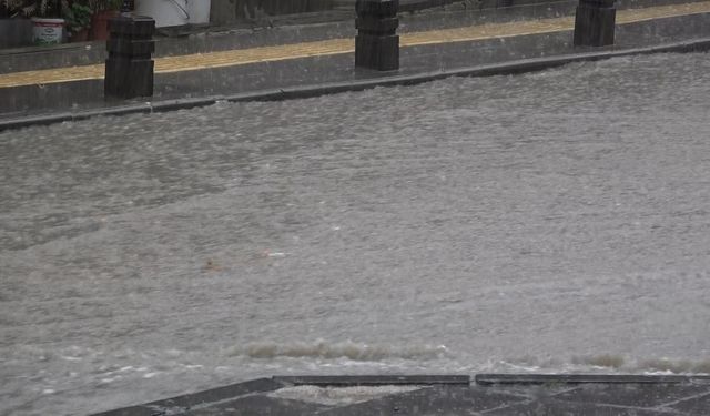 'Turuncu kod' uyarısı yapılan Amasya'da sağanak etkili oldu