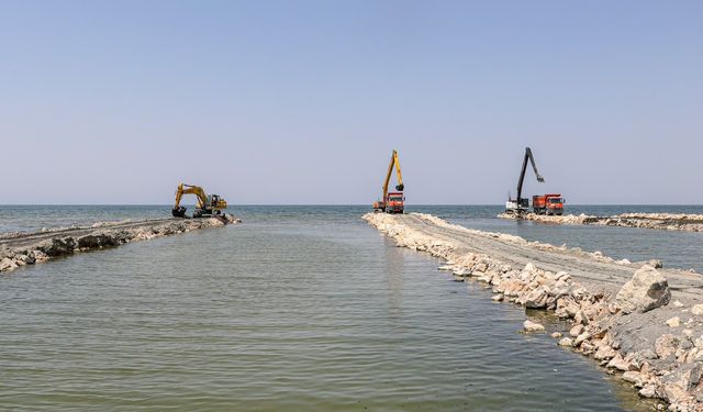Van Gölü'nden 2 milyon 165 bin metreküp dip çamuru ve balçık çıkarıldı