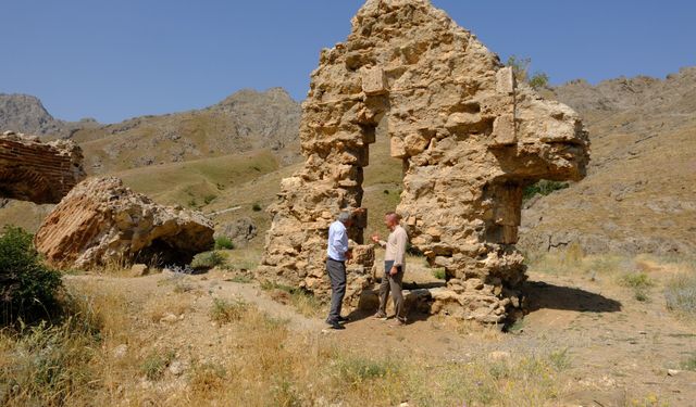 Van'da tahrip edilen tarihi kilise ve mezarlık için koruma çalışması başlatıldı