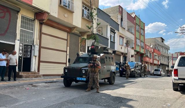 Yakalanacağını anlayınca kaçmaya çalışan şüpheliyi Özel Harekat ekipleri yakaladı