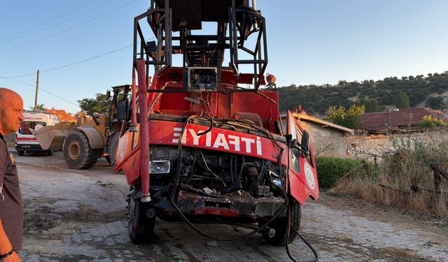 Yangından dönen itfaiye aracı evin duvarına çarptı; 3 personel yaralı