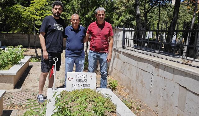 Yeri 68 yıl sonra tespit edilen şehit dayısının mezarını ziyaret etti