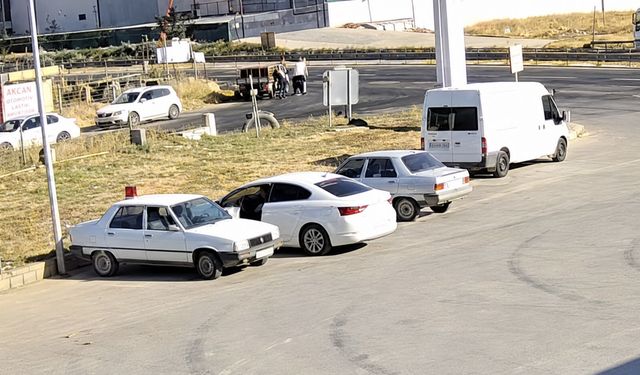 Yolunu kesip darbettikleri kişinin ruhsatlı tabancasını alıp kaçtılar