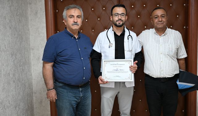 Zabıtaydı, tıp fakültesinden mezun olup Şemdinli'ye doktor olarak atandı