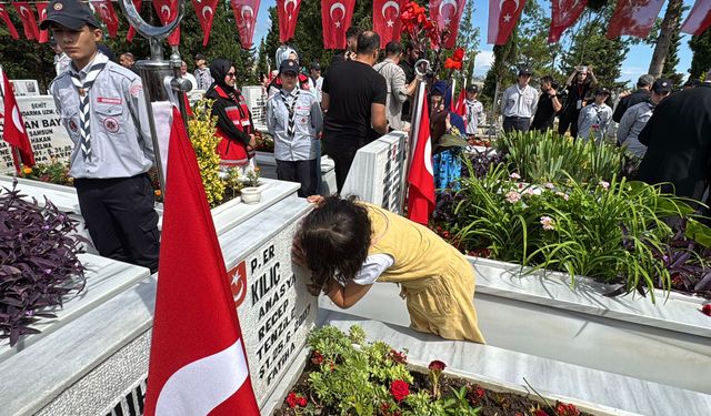 Şehit Dayısının Fotoğrafını Öptü