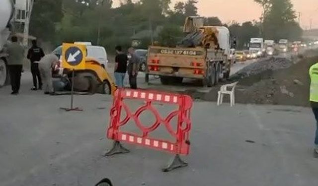 Arnavutköy'de taksi İSKİ ekiplerince açılan çukura düştü